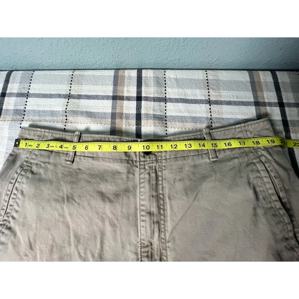 Levis Classic Khaki Cargo Men’s Shorts Size 38 Waist 11 Inseam
